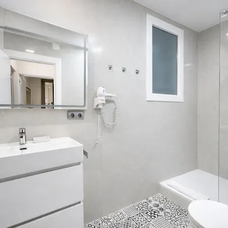 Colom 3br With Balcony & Port Vell Views